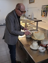 Ammattiosaston 60v juhlien kakun korkkasi itseoikeutetusti pitkäaikainen puheenjohtaja Asko Tuominen.