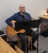 60v juhlissa esiintyi Jonne Mäki-Penttilä